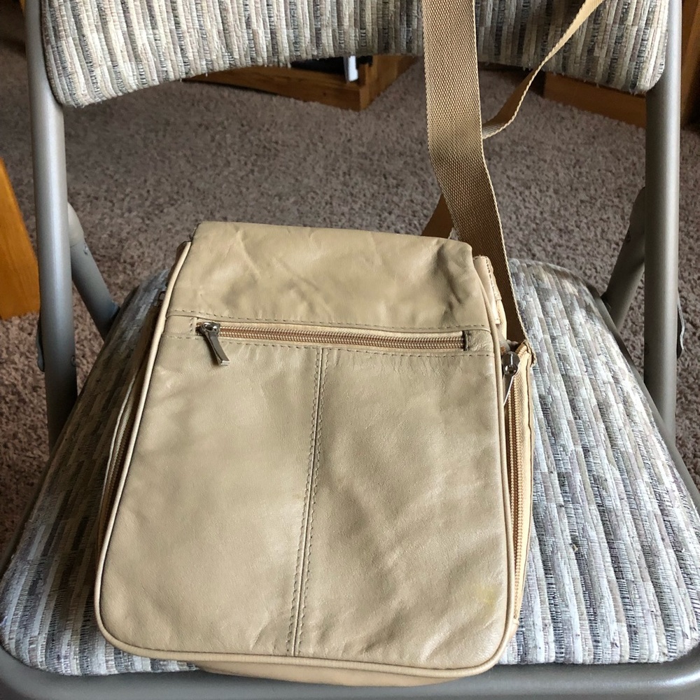 NWOT-Buxton Tan Leather Crossbody Leather Purse - Picture 1 of 8